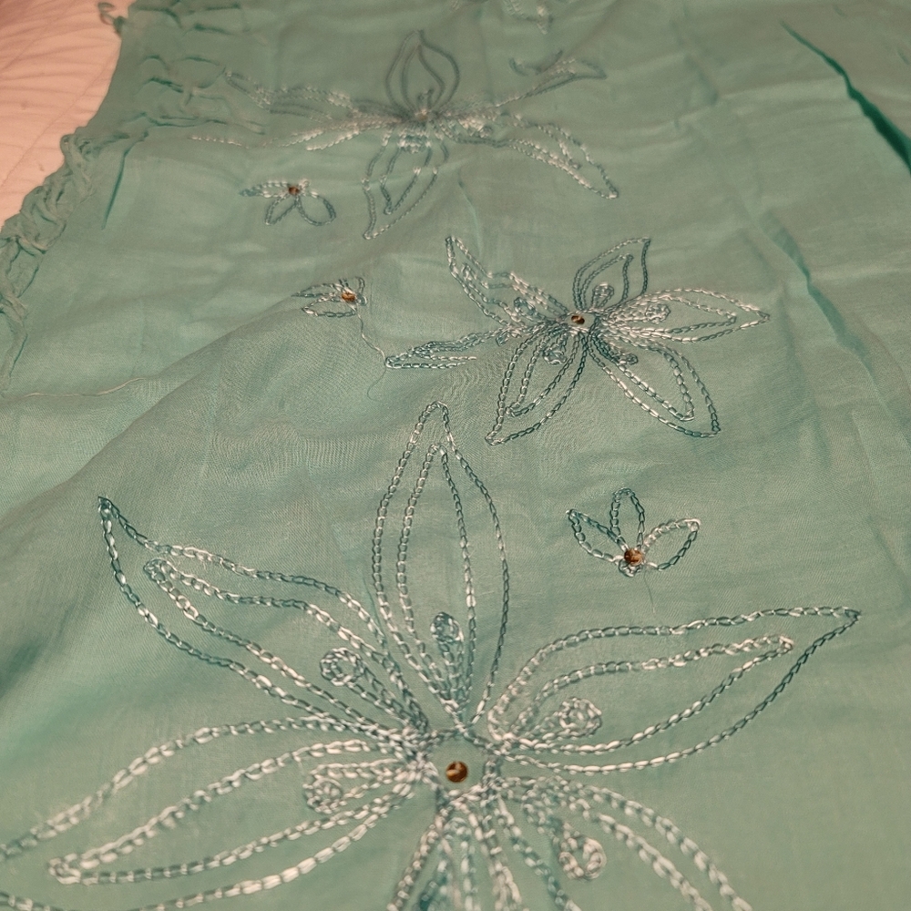 Lovely scarf with floral detail